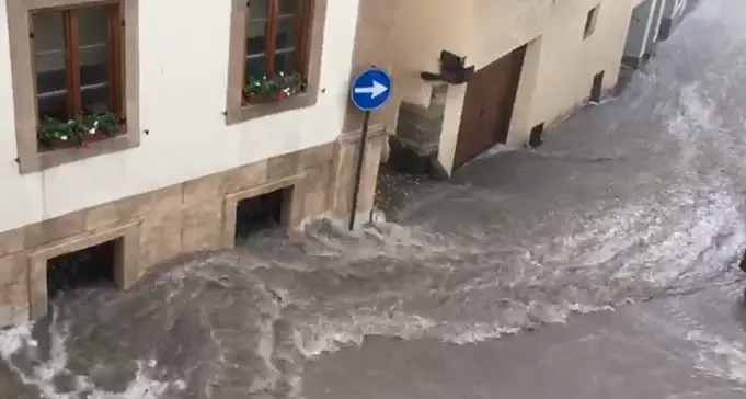 Nubifragio ieri a Tesero: le strade come torrenti cantine e garage allagati - VIDEO