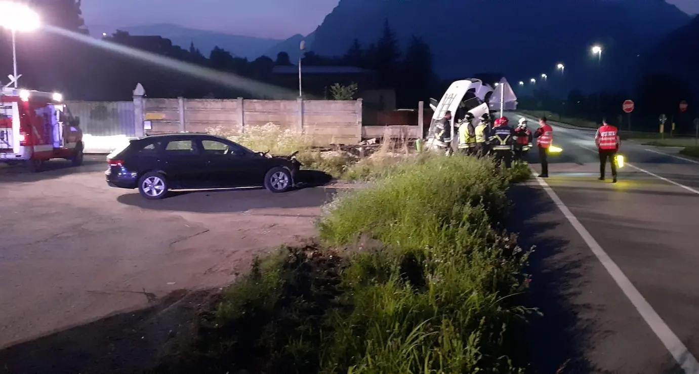 Darzo, schianto nella notte con l'auto: miracolati due giovani del posto