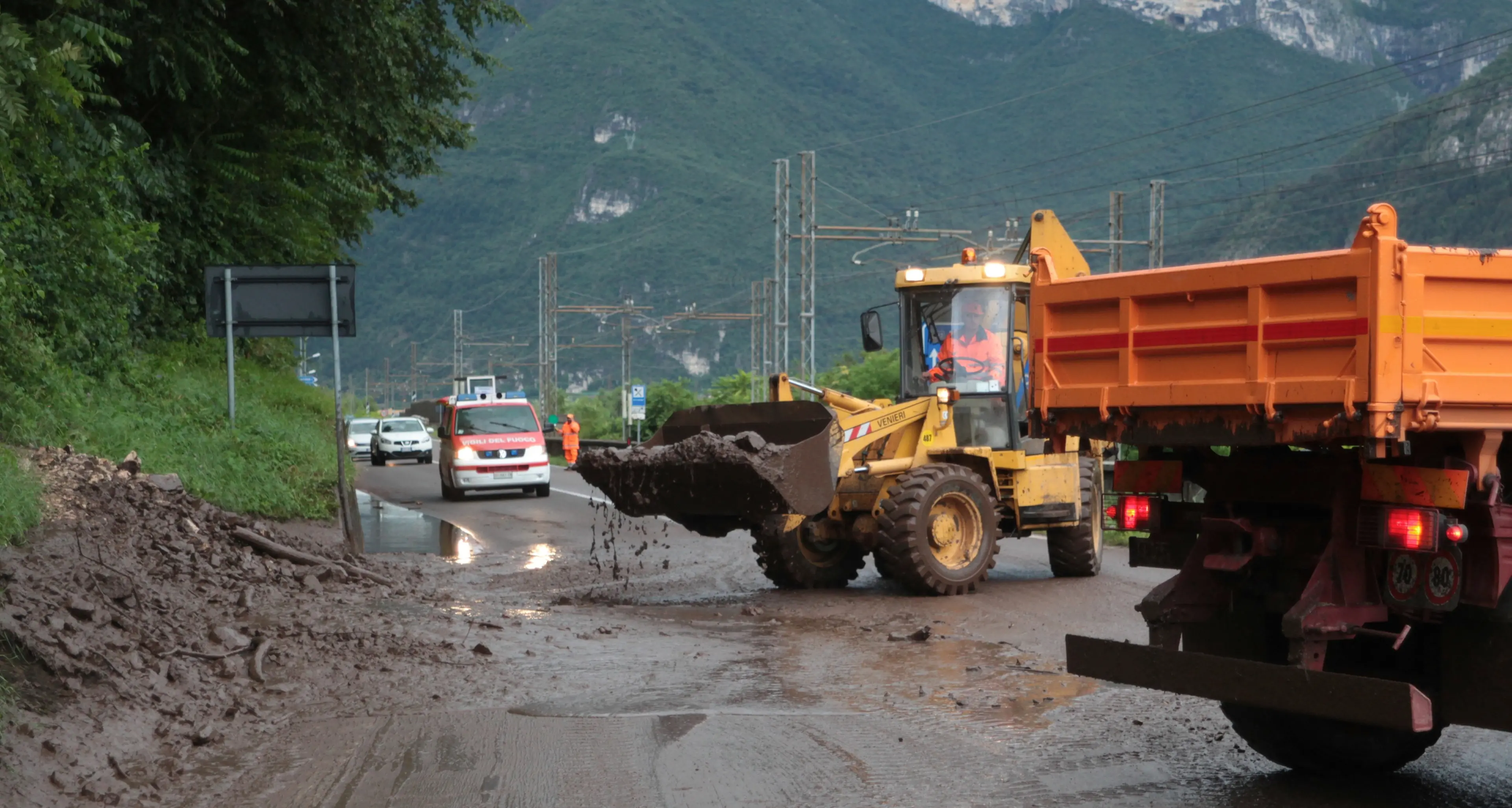 Bomba d'acqua sul basso Trentino: allagamenti ad Ala e Avio e smottamento sulla statale 12