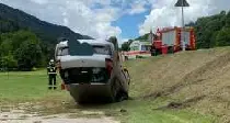 Dopo un tamponamento auto finisce nella scarpata e si ribalta: un ferito
