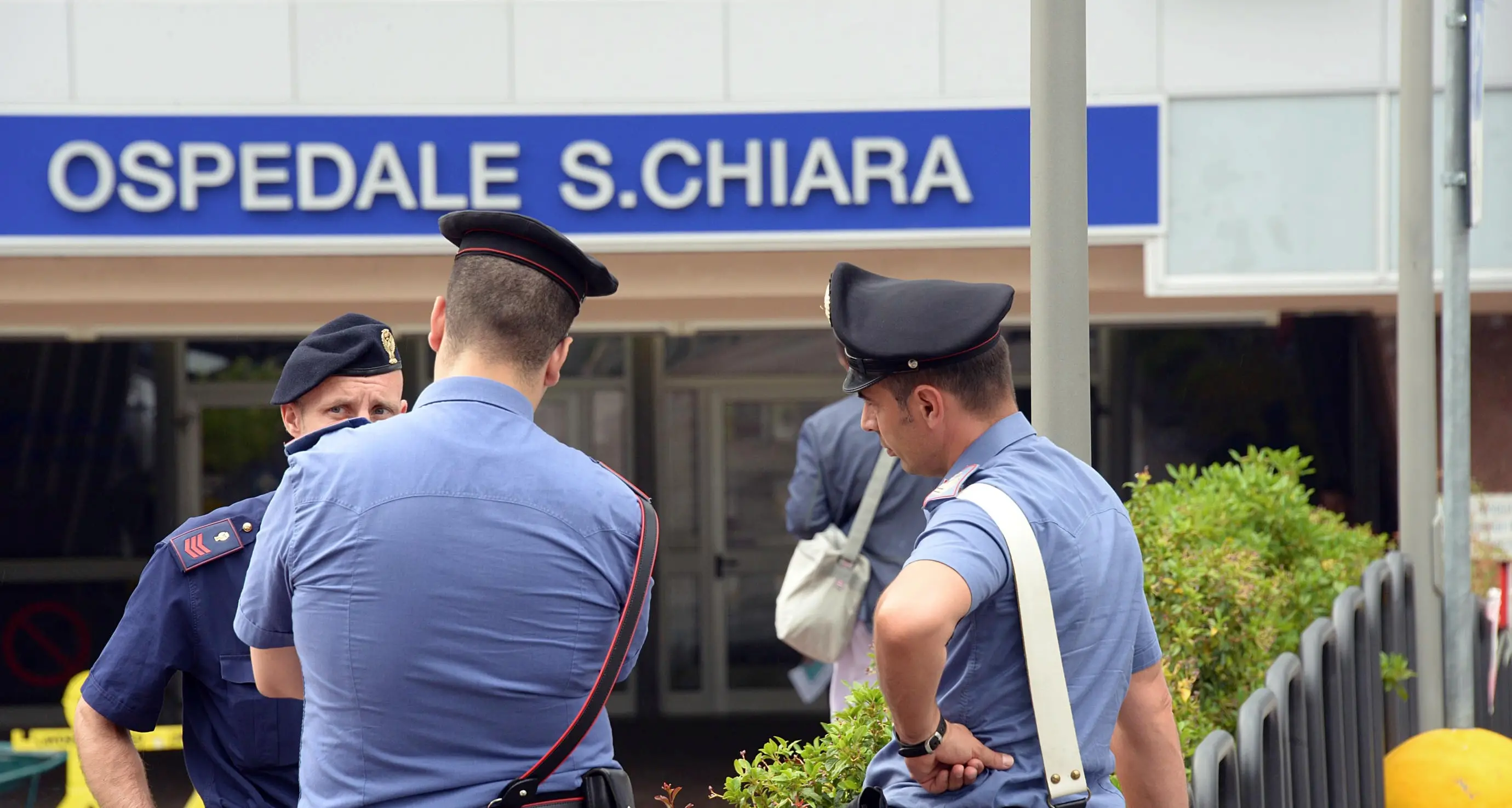 Colpisce alla gola l'ex moglie con le forbici L'agguato nel reparto di ortopedia del S. Chiara