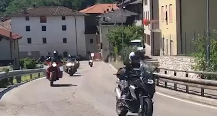 L'assalto dei motociclisti alle strade del Bondone