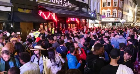 Riaprono pub in Gb, presi d'assalto dalla folla