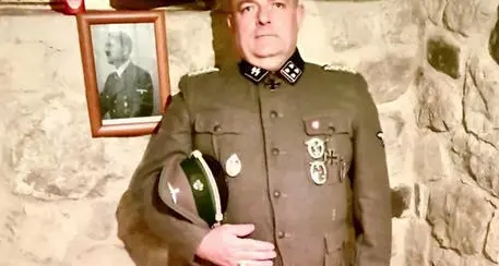 Consigliere comunale in divisa nazista. Bufera social