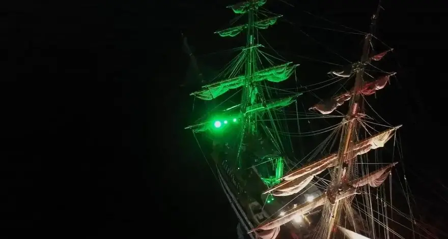 L'omaggio speciale a Ennio Morricone della nave Amerigo Vespucci - Video