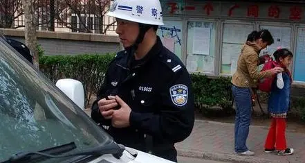 Irrompe in una scuola elementare e accoltella decine di bambini