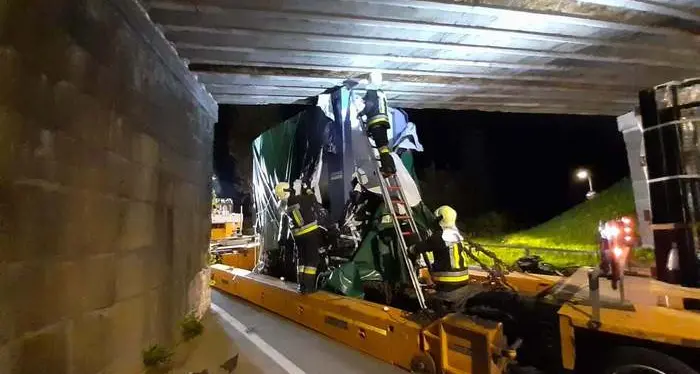 Brunico: i pompieri \"salvano\" un trasporto eccezionale del valore di 500 mila euro