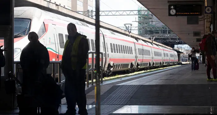Coronavirus, tossiva sul treno fermato dalla Polfer: era infetto denunciato per quarantena violata