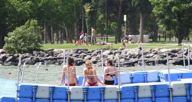 I ladri di zainetti e borse sulla spiaggia da Riva a Torbole identificati dalle telecamere