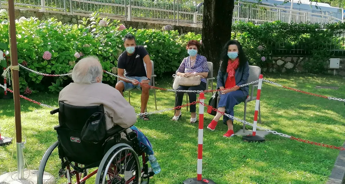 Plexiglas morbido in giardino per incontrare gli anziani in Rsa
