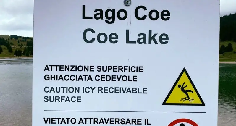 L'inglese maccheronico di passo Coe ecco i cartelli di pericolo che avvisano «credito gelato»
