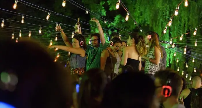 Chiuse le discoteche e mascherina obbligatoria \"anti-movida\" dalle 18 alle 6 davanti ai bar affollati