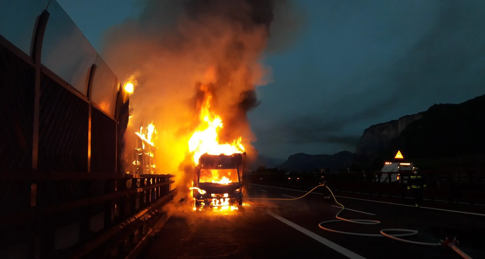 Furgone in fiamme lungo l'A22 Code per 4 km verso Bolzano