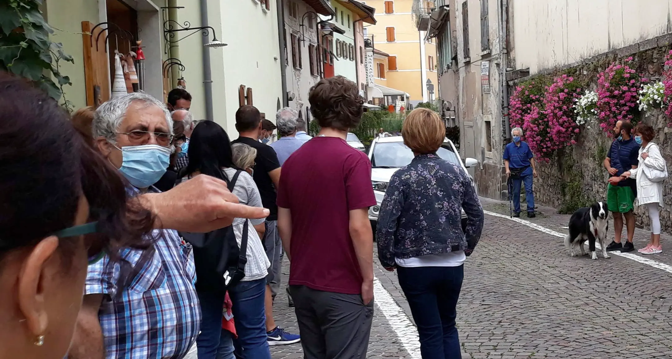 La rivolta di Levico Terme: «Troppe le auto che passano in via Garibaldi», la gente in strada