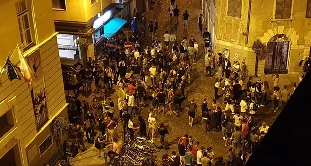Centinaia di giovani \"assembrati\" in Santa Maria Maddalena e quasi tutti senza mascherina