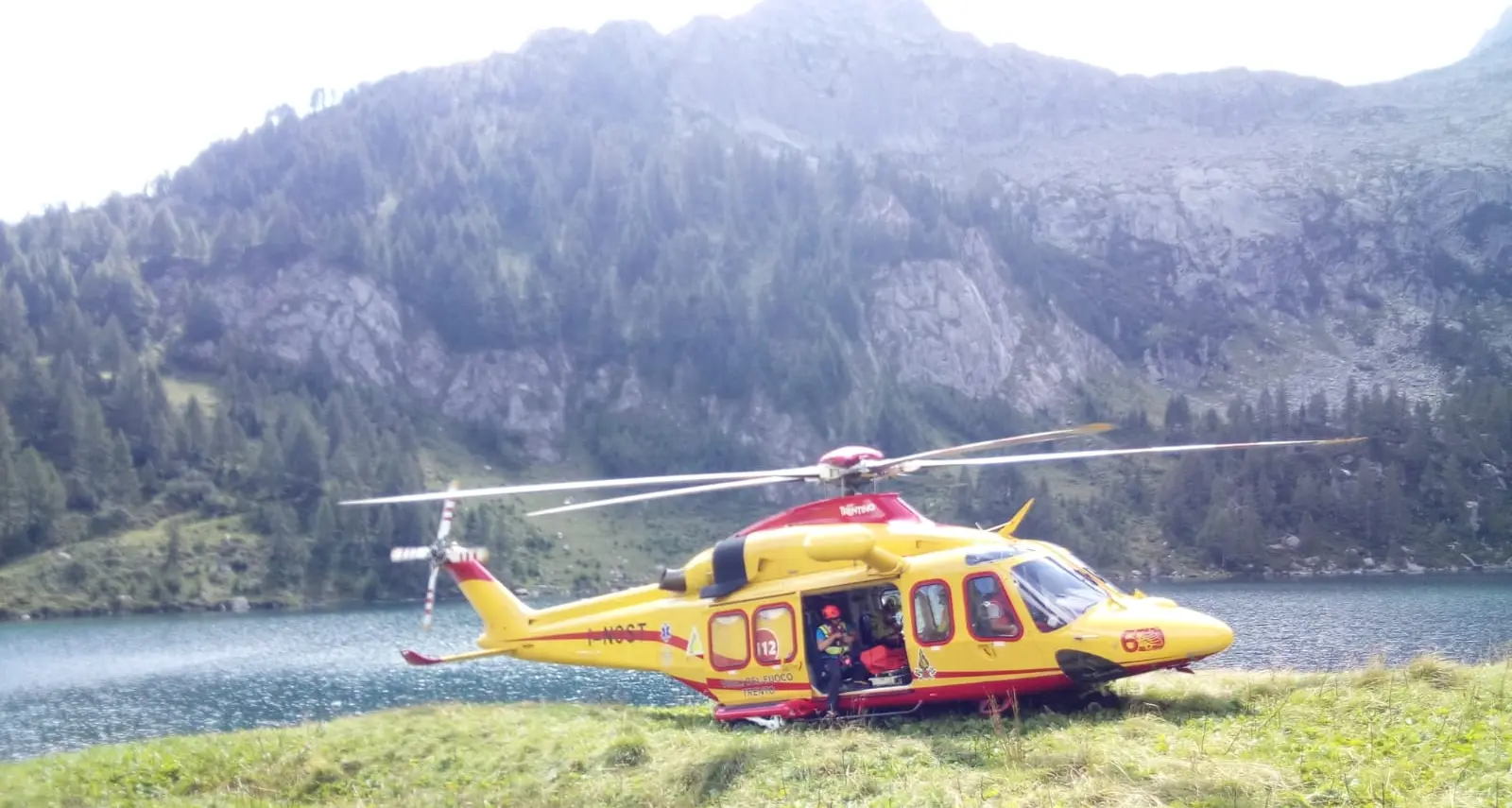 Cade sul Re di Castello il Soccorso Alpino lo salva con verricello dall'elicottero