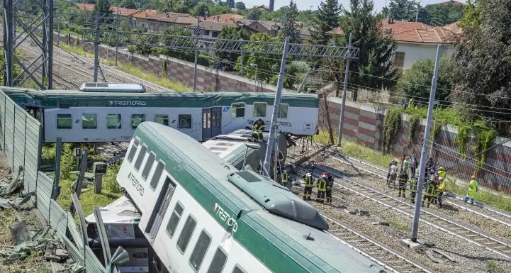 Treno deragliato in Brianza: macchinista e capotreno al bar e il convoglio è partito da solo