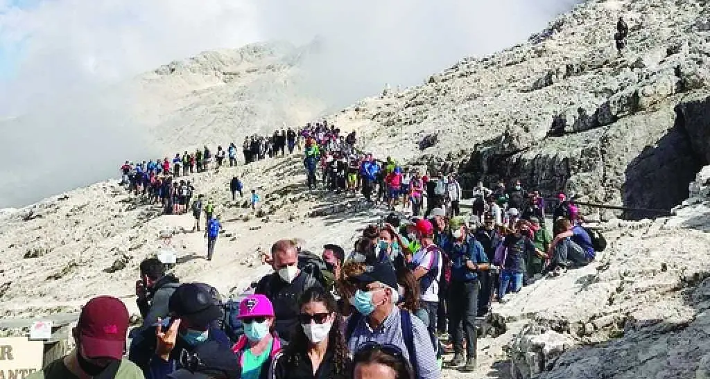 Assalto in montagna: in coda per la funivia e poi gli assembramenti lungo i sentieri