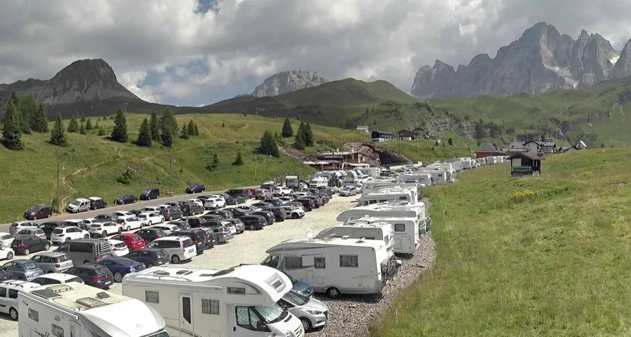 Passo Rolle invaso dai camper «Anche 85 in un giorno, serve un parcheggio ad hoc»