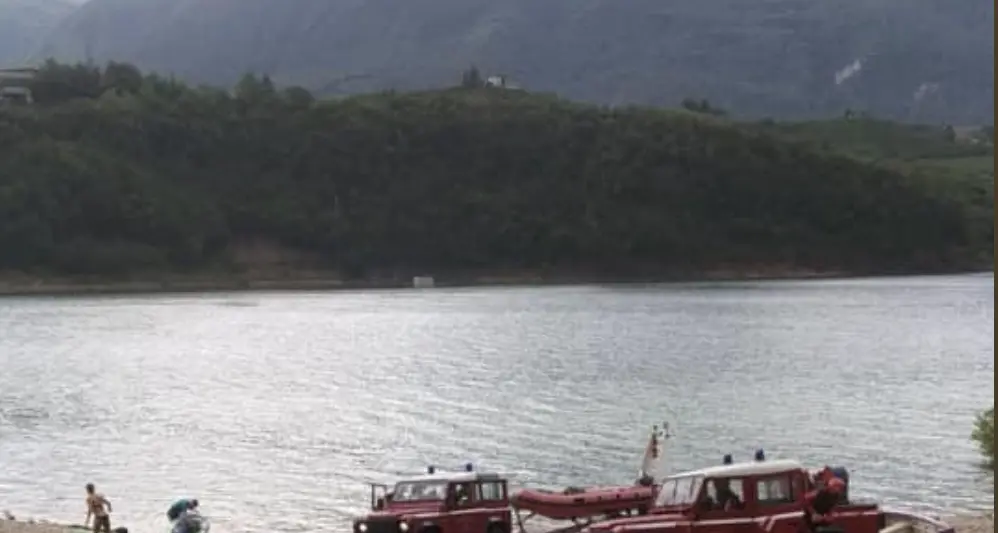 Nel temporale, disperso in kayak nel lago di Santa Giustina: allerta dei pompieri, ma torna sano e salvo