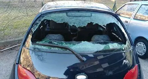 Scoperto dopo un anno il vandalo che rompeva i vetri delle auto a Spini: è un anziano del posto