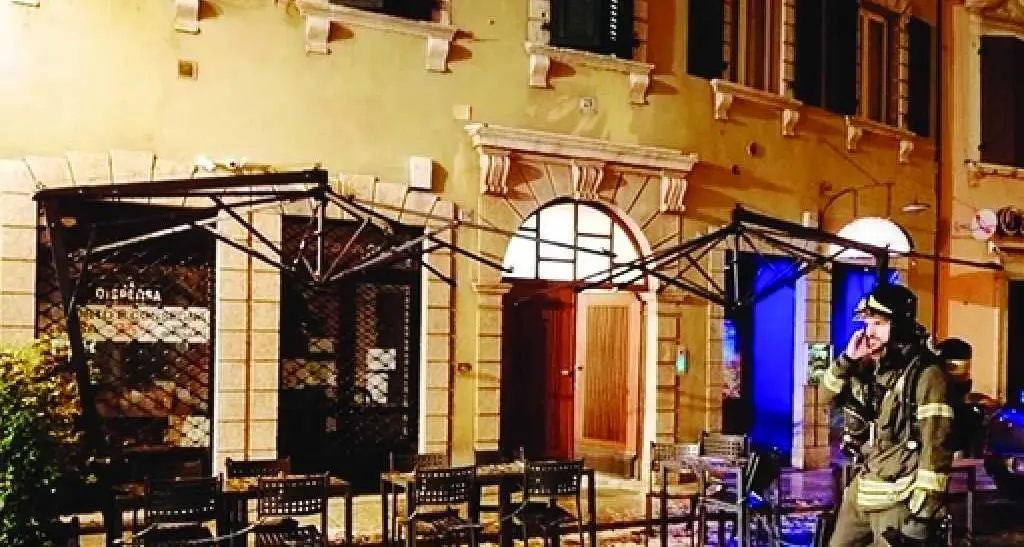 Fiamme dolose in centro storico Distrutto in via Suffragio plateatico della Locanda delle Due Travi