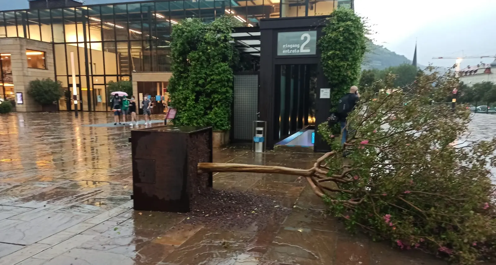 Temporali e trombe d'aria su Merano allagate le Terme, affollate di turisti anche trentini - VIDEO