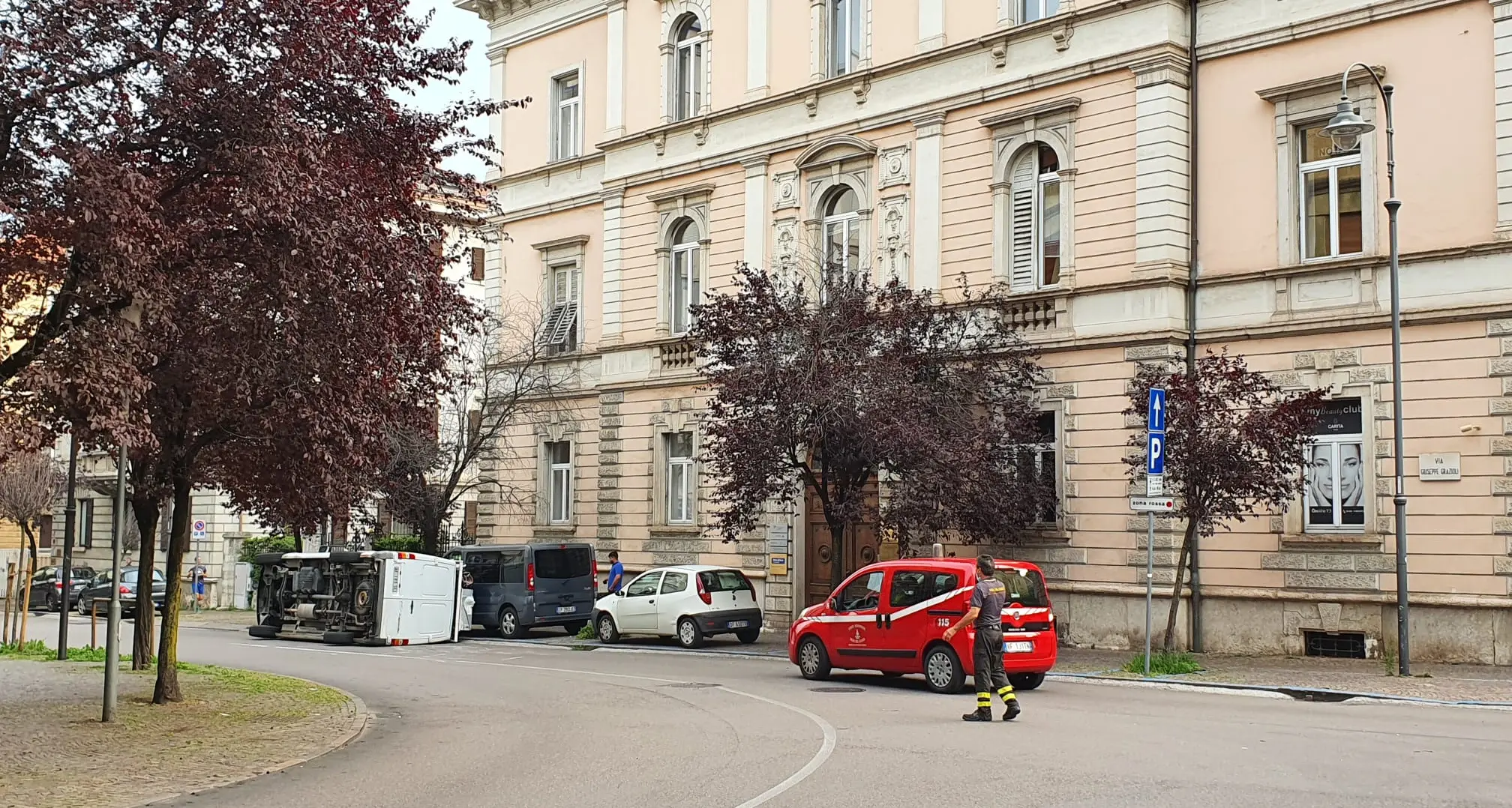 Via Grazioli, il furgone fa la curva e si ribalta, disagi alla circolazione