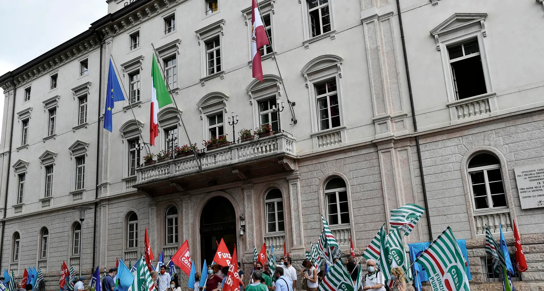 E' scesa in piazza la rabbia dei provinciali Oggi la protesta contro i nuovi orari e l'alternanza del lavoro da casa e in presenza
