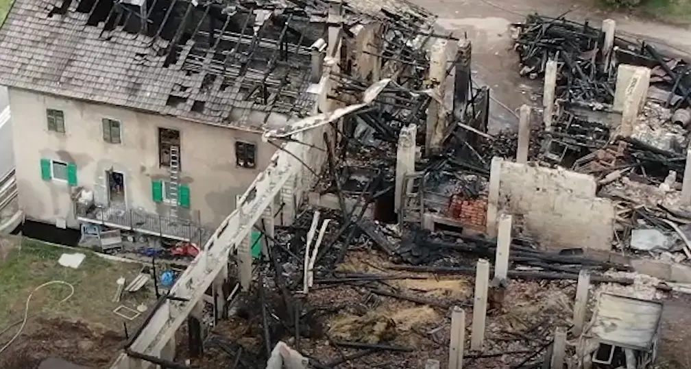 Il devastante incendio di San Lugano Le immagini riprese dal drone mostrano il maso distrutto