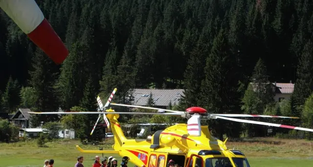 Scivola sul nevaio per 100 metri sul Cimon della Pala: è salvo Malore fatale per un altro turista