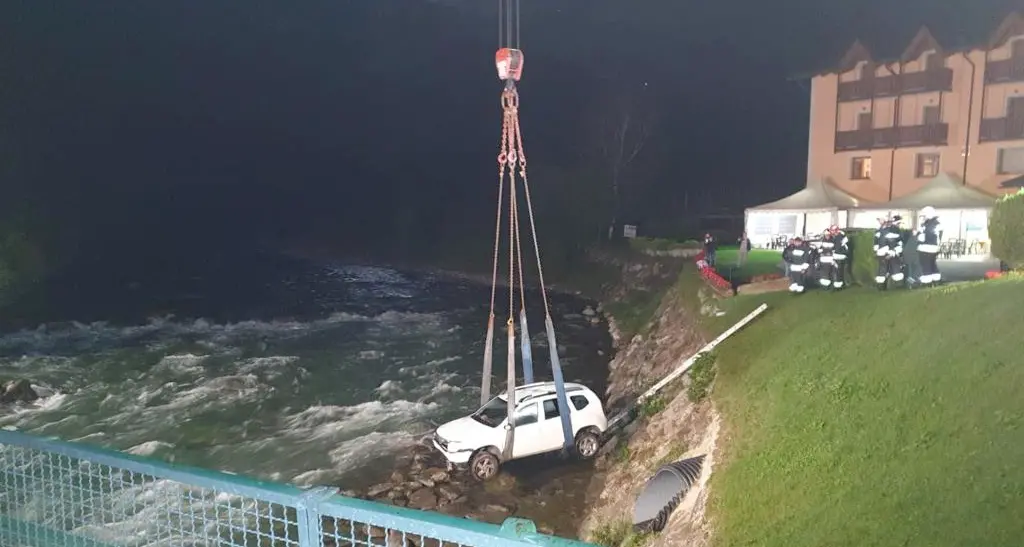 Parcheggiano nel piazzale e vanno a cena: l'auto però finisce nel fiume Noce