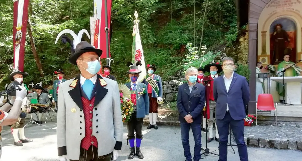 Fugatti con gli Schützen a San Romedio omaggia Hofer