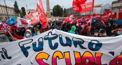 Scuola concorso straordinario il 22 ottobre ma sulla data il Pd dissente: meglio a dicembre