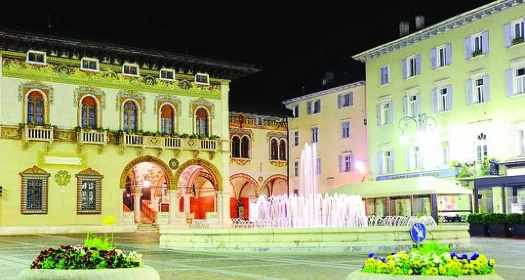 Rattoppi di pregio a piazza Rosmini Lavori per livellare buche e dossi
