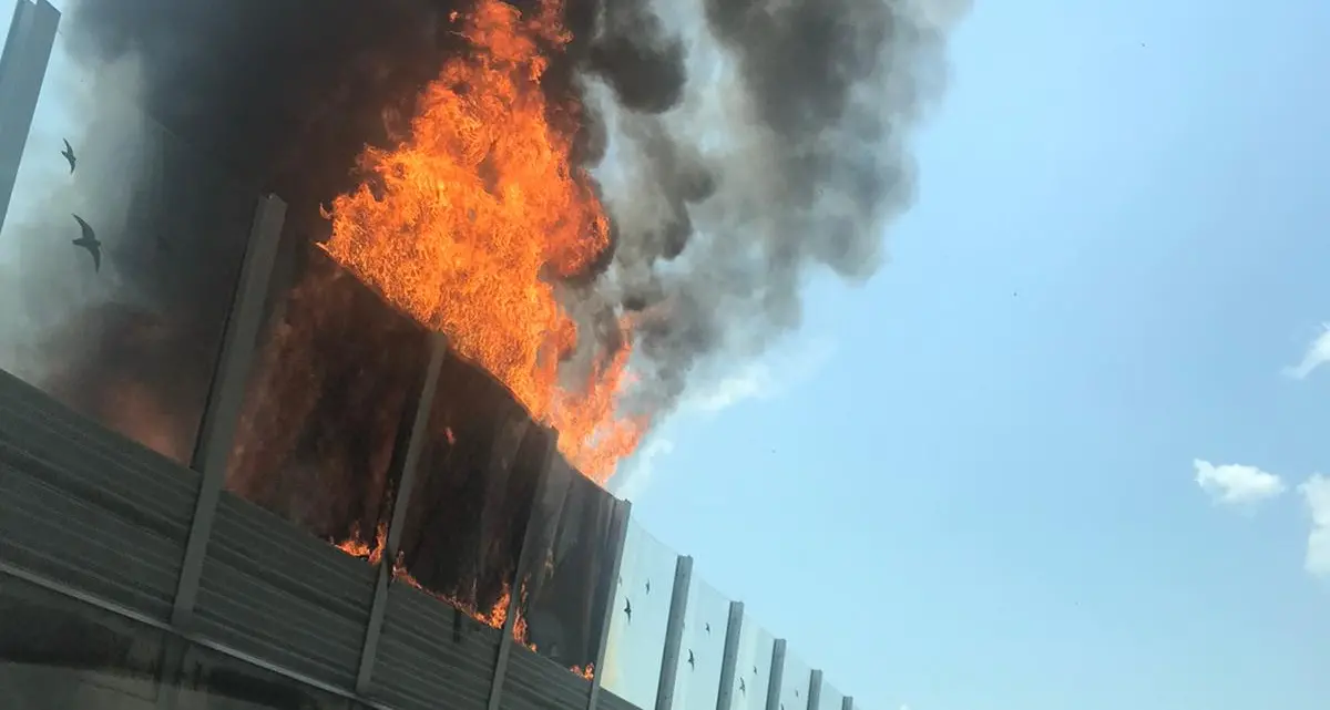 A22, veicolo incendiato all'altezza di Chiusole disagi e code in corsia sud