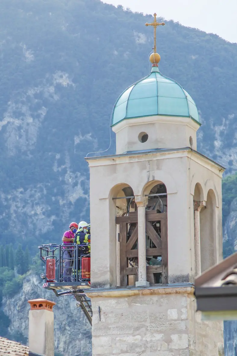 E' caduta la campana: chiusa la chiesa a Tenno