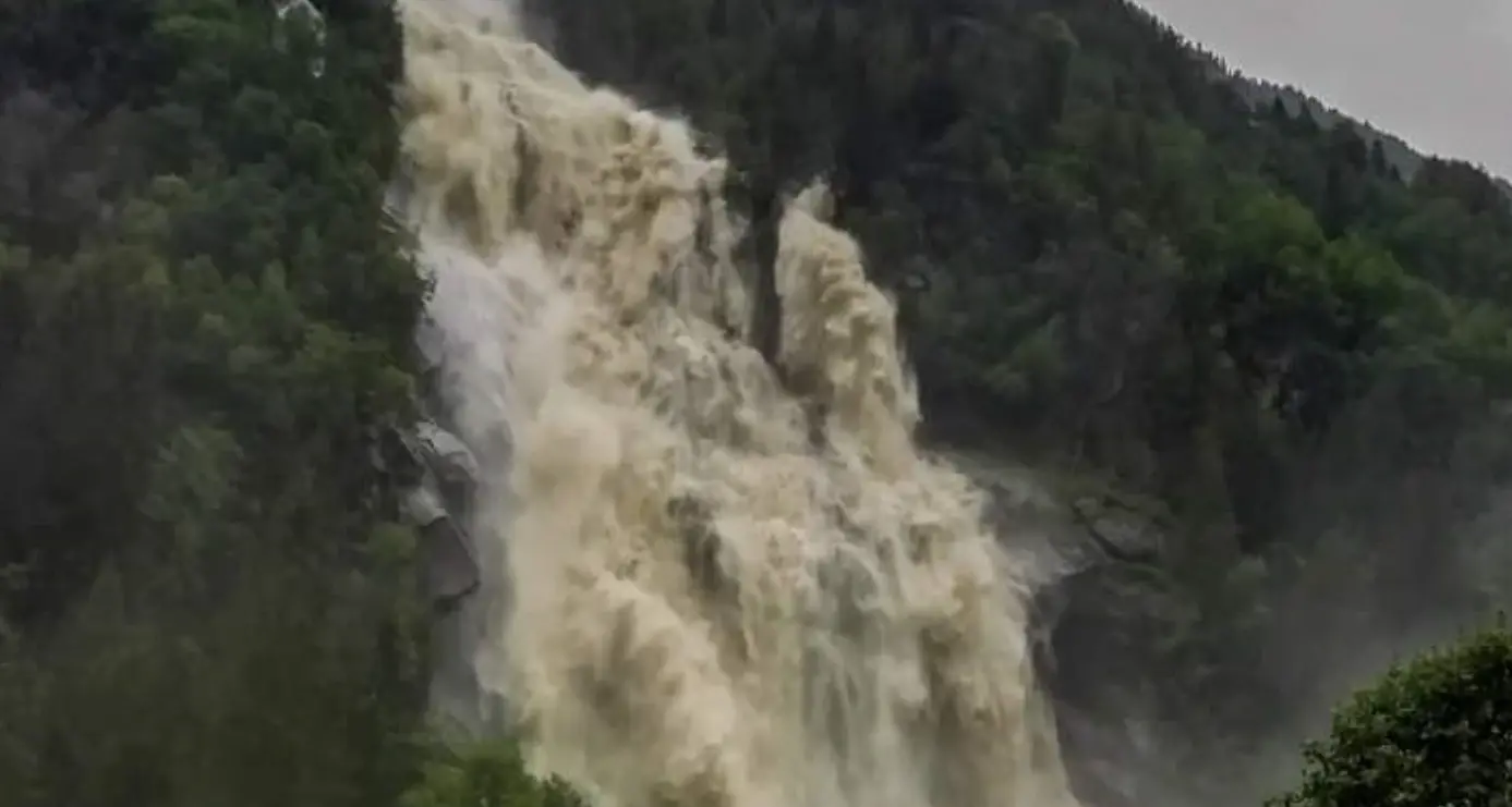 Doppia frana in Val Genova Bloccate in montagna 60 persone