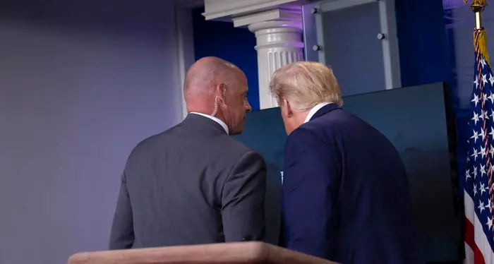 Sparatoria vicino alla Casa Bianca Il presidente Trump portato al sicuro
