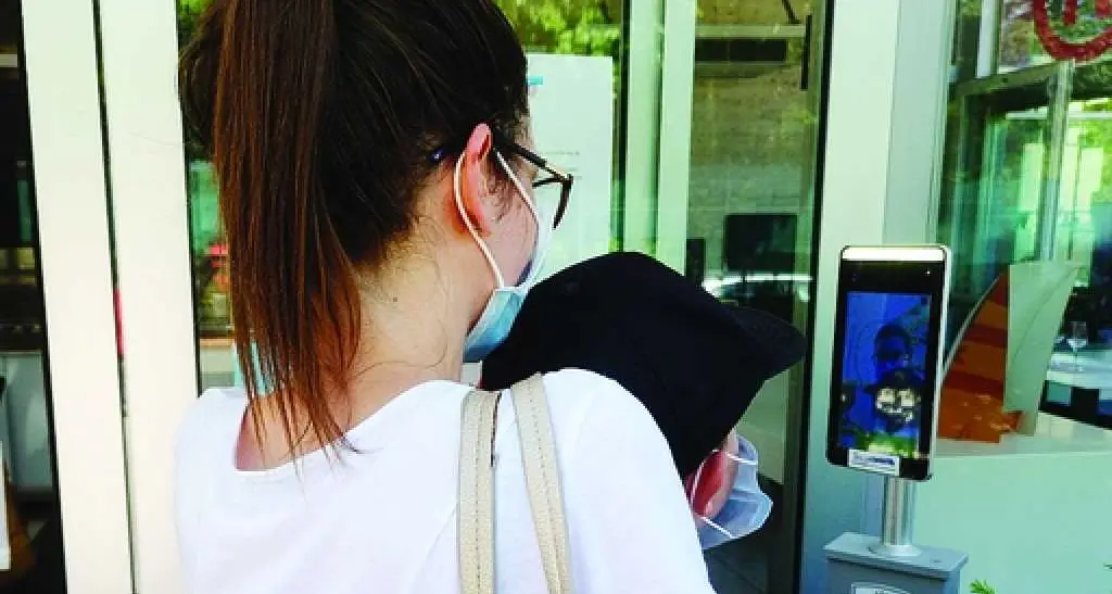 Menù digitali e porte automatiche con scanner per le mascherine Ecco i bar in versione anti-covid