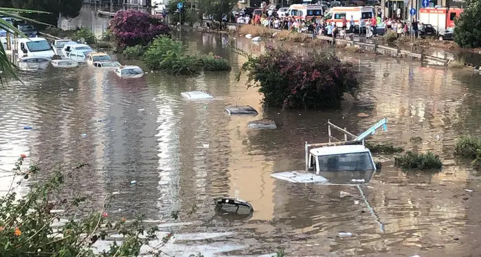 Bomba d'acqua a Palermo: due morti in un'auto sommersa e due bimbi in ipotermia