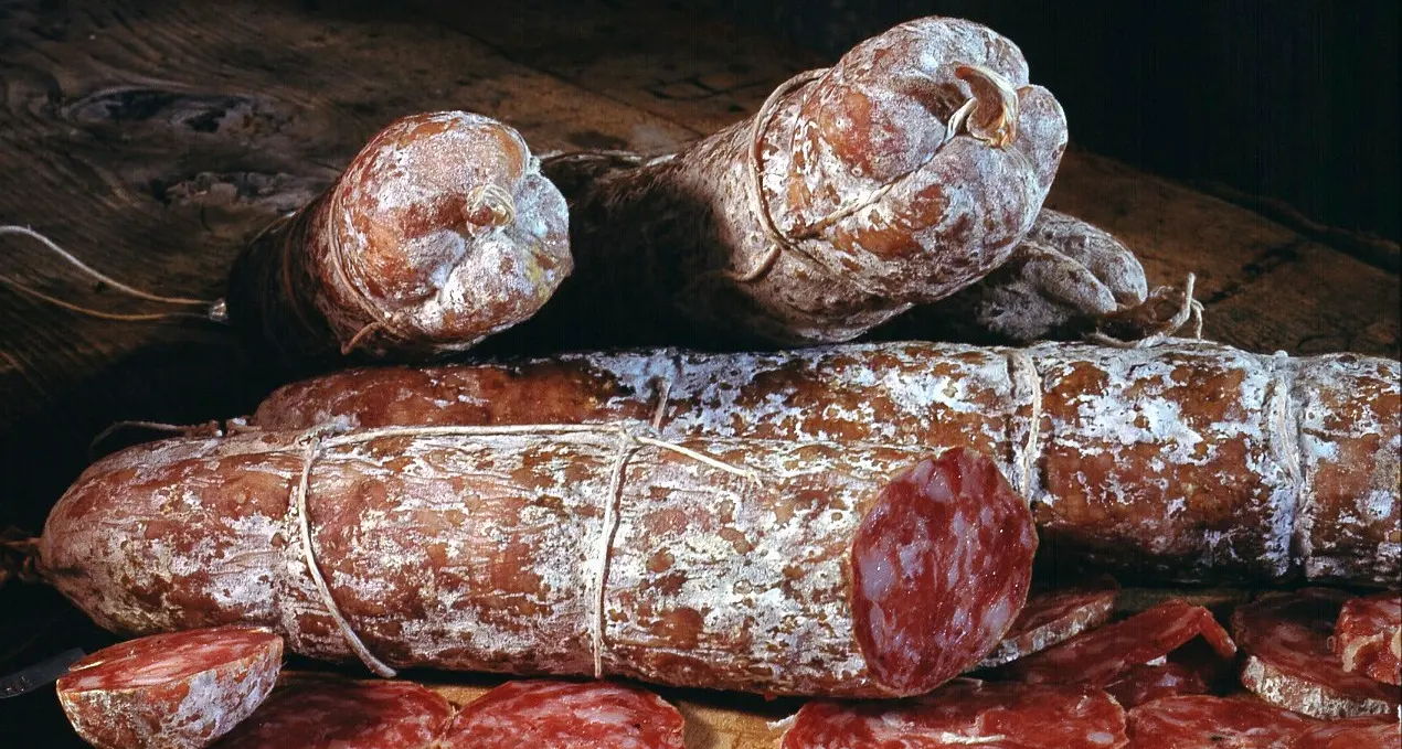 Ruba un salame e minaccia di morte due persone