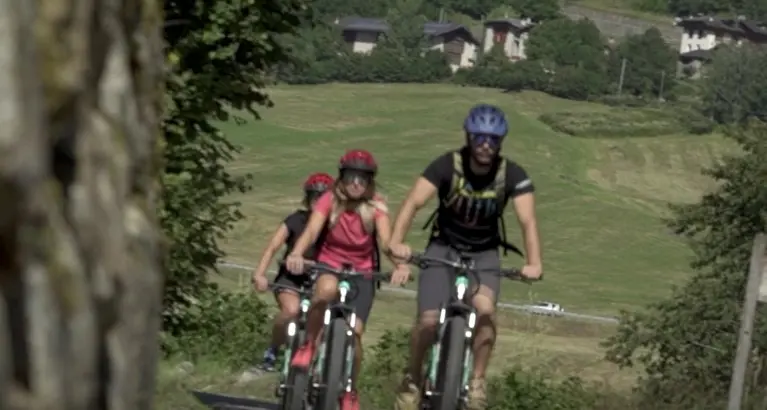 Ciclabili e sentieri presi d'assalto La Val di Sole vara il decalogo per i ciclisti - Video