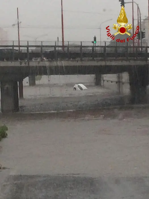 Due persone sono morte annegate in un sottopasso di viale della Regione a Palermo, allagato per la bomba d'acqua caduta in città. Erano in un'auto, sommersa dalla pioggia, che è rimasta blocca in strada. Sul posto i sommozzatori dei vigili del fuoco che stanno intervenendo per recuperare i corpi. ANSA/US VIGILI DEL FUOCO ++ NO SALES, EDITORIAL USE ONLY ++