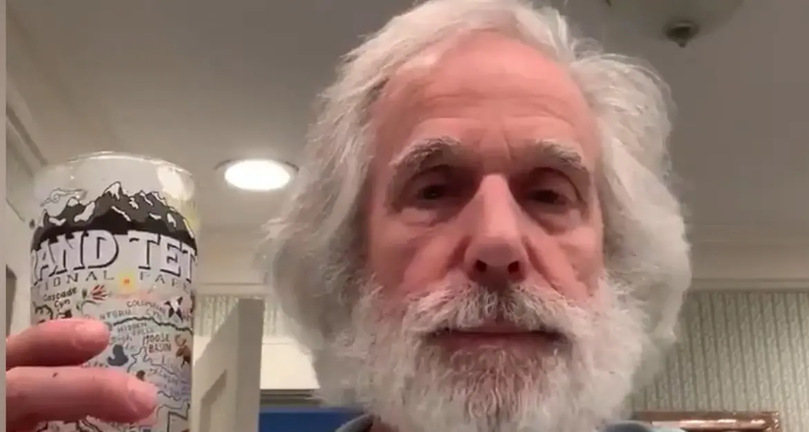 Fonzie con barba bianca prende in giro Donald Trump con un video su Twitter