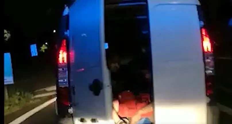Pazzesco inseguimento in tangenziale Scaricano la refurtiva in corsa per fermare i carabinieri