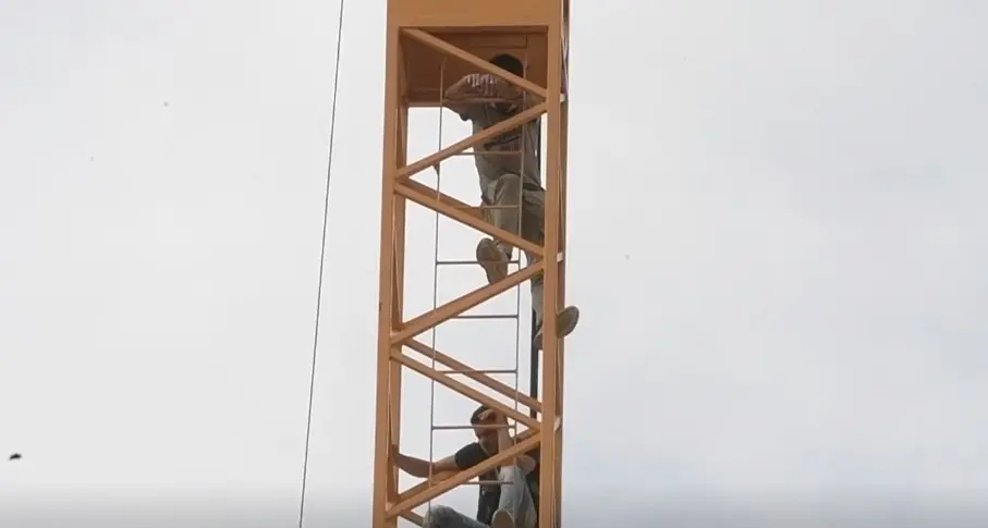 Protesta nel cantiere a Bolzano Gli operai salgono sulla gru