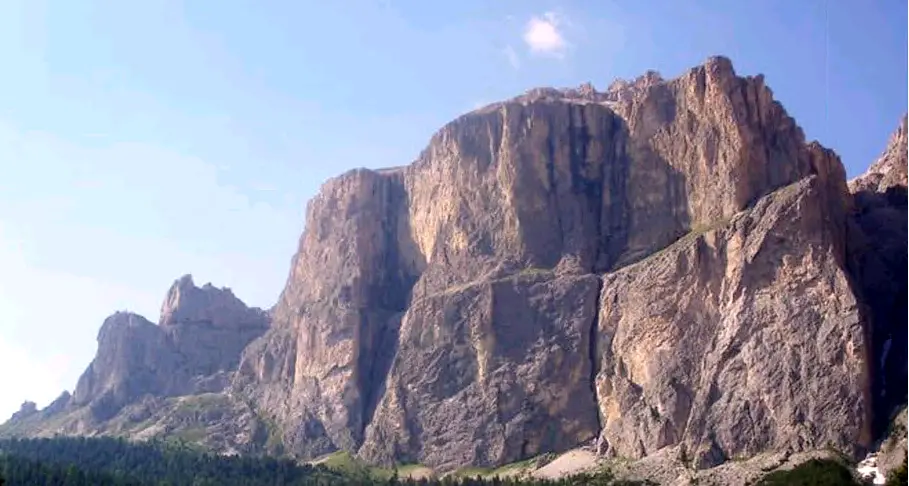Incastrato da un masso sotto Piz Ciavazes: turista recuperato con l'elicottero