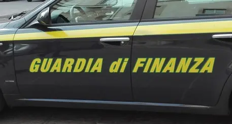 Artigiano ricattato con foto hard per un anno, paga 100 mila euro alla banda di napoletani, ma alla fine li ha fatti arrestare dalla Guardia di Finanza