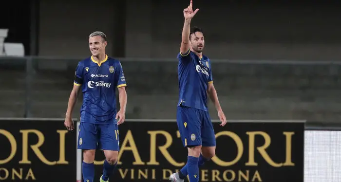 Di Carmine trascina il Verona, 2-1 al Cagliari
